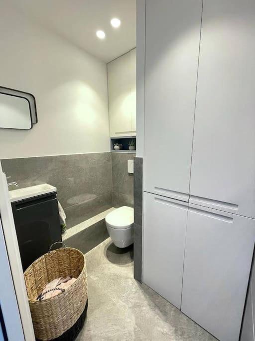 Beach Front, Superbe Appartement Pour 4 Personnes 尼斯 外观 照片