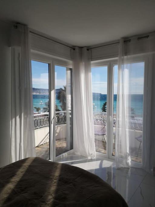 Beach Front, Superbe Appartement Pour 4 Personnes 尼斯 外观 照片