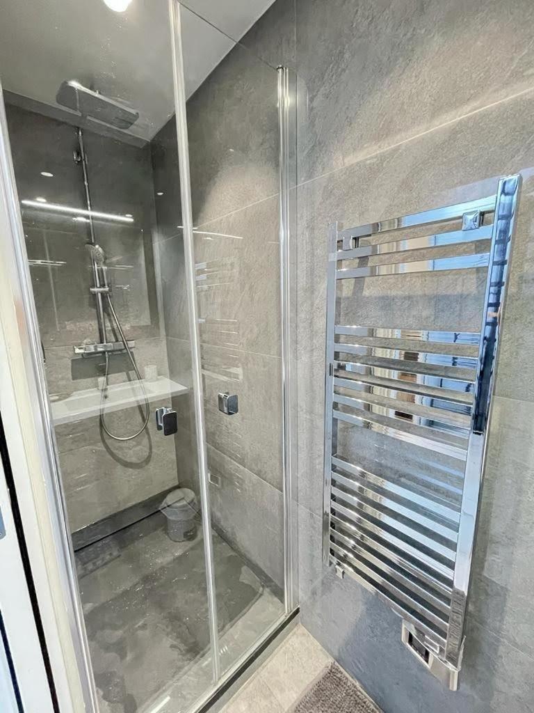 Beach Front, Superbe Appartement Pour 4 Personnes 尼斯 外观 照片