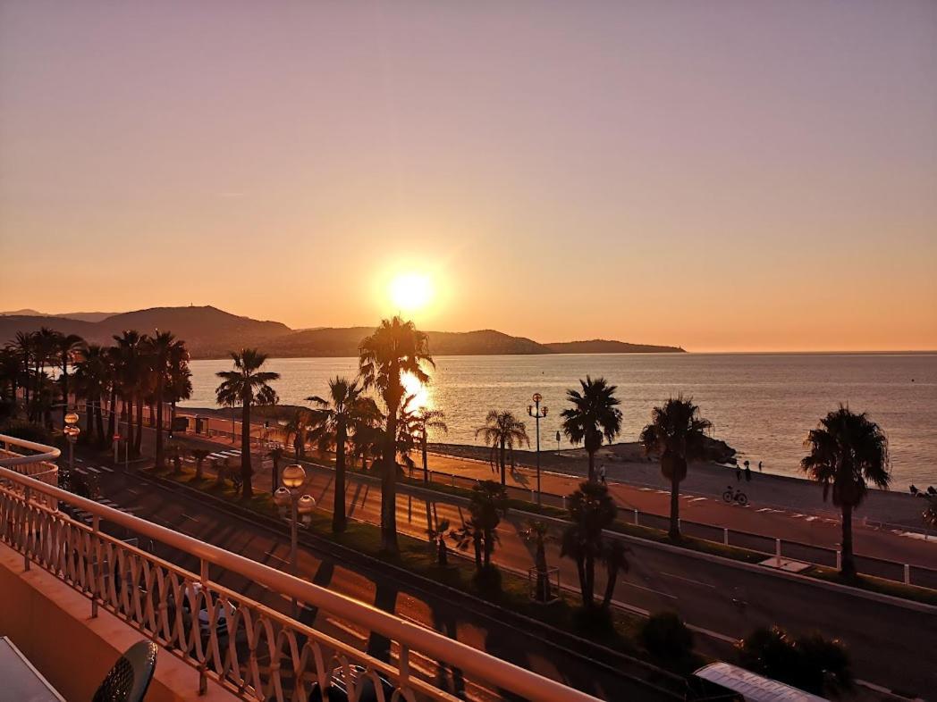 Beach Front, Superbe Appartement Pour 4 Personnes 尼斯 外观 照片