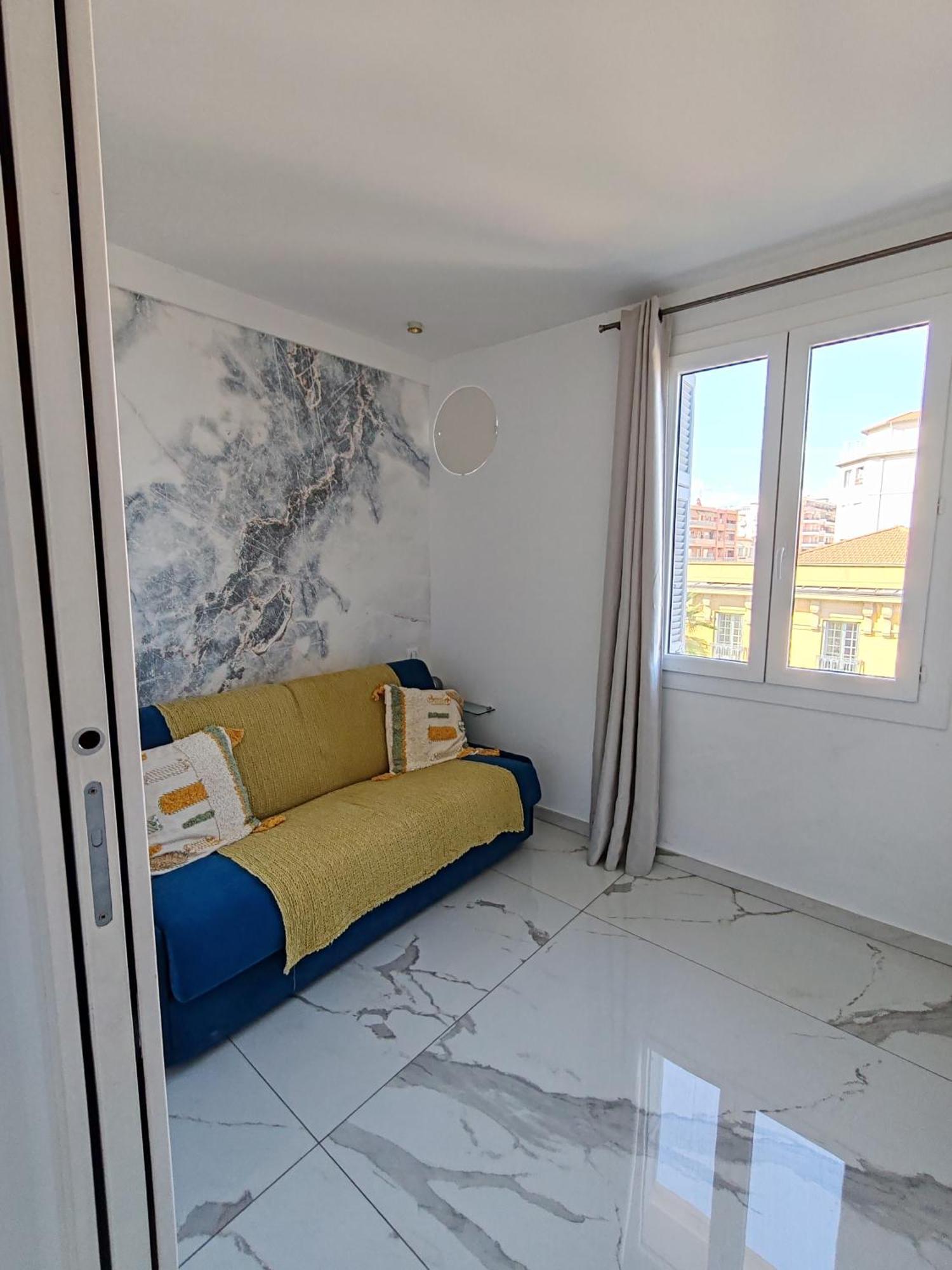 Beach Front, Superbe Appartement Pour 4 Personnes 尼斯 外观 照片