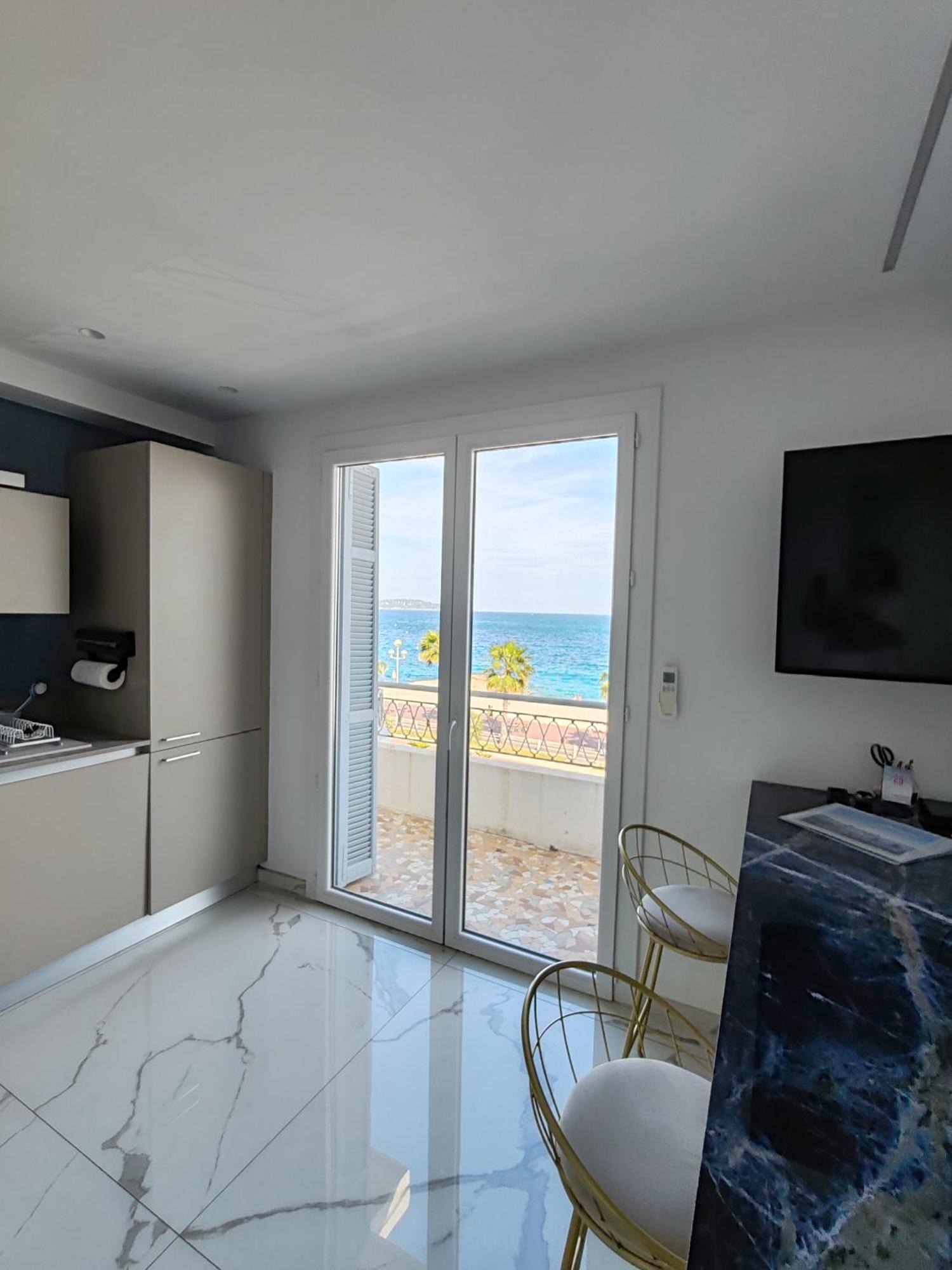Beach Front, Superbe Appartement Pour 4 Personnes 尼斯 外观 照片