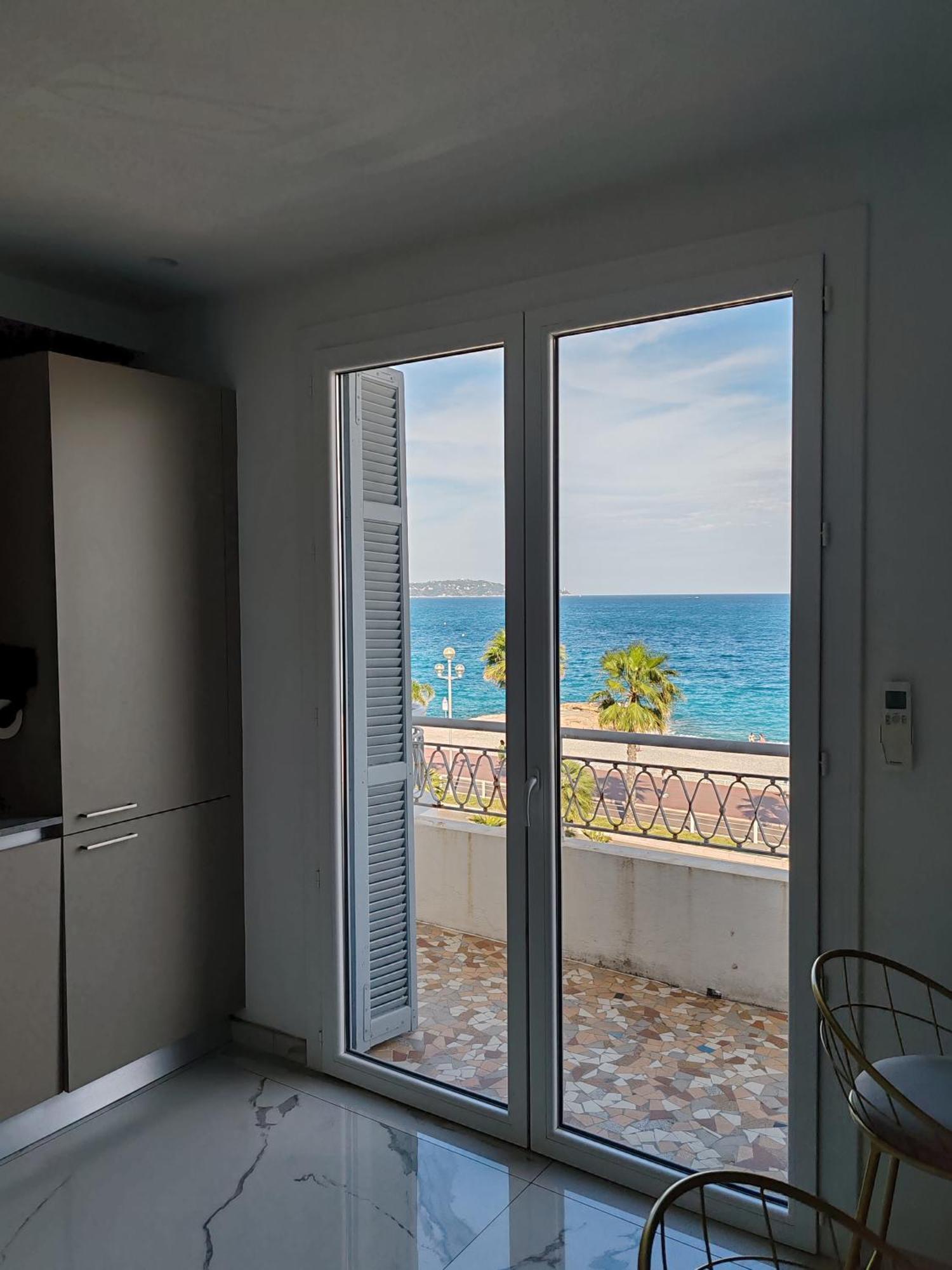 Beach Front, Superbe Appartement Pour 4 Personnes 尼斯 外观 照片