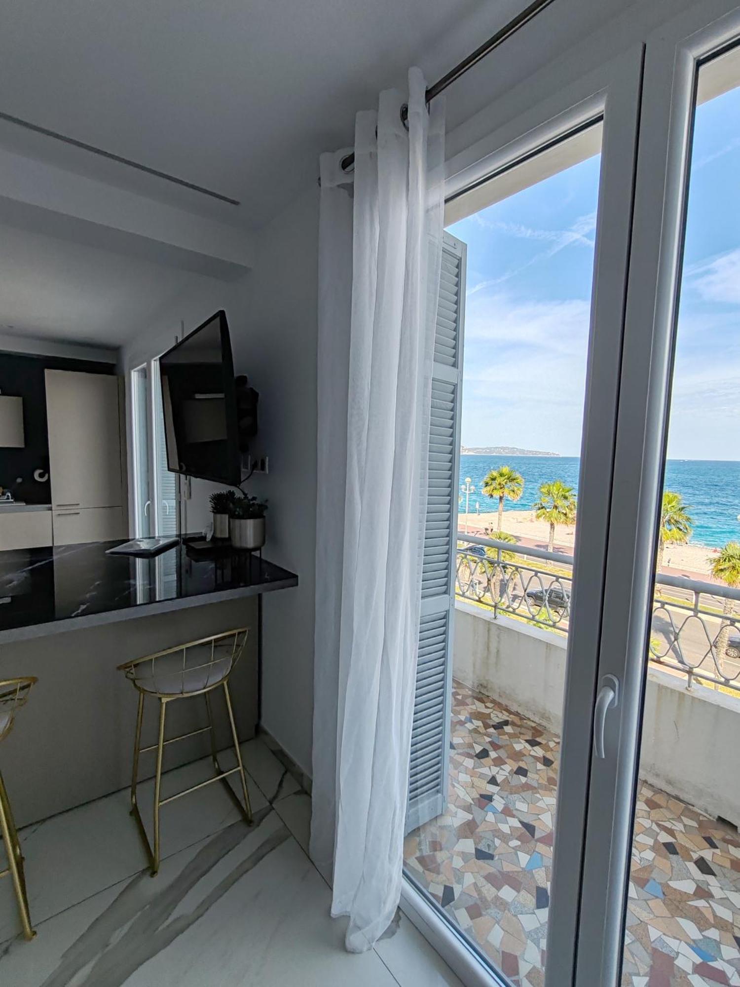 Beach Front, Superbe Appartement Pour 4 Personnes 尼斯 外观 照片