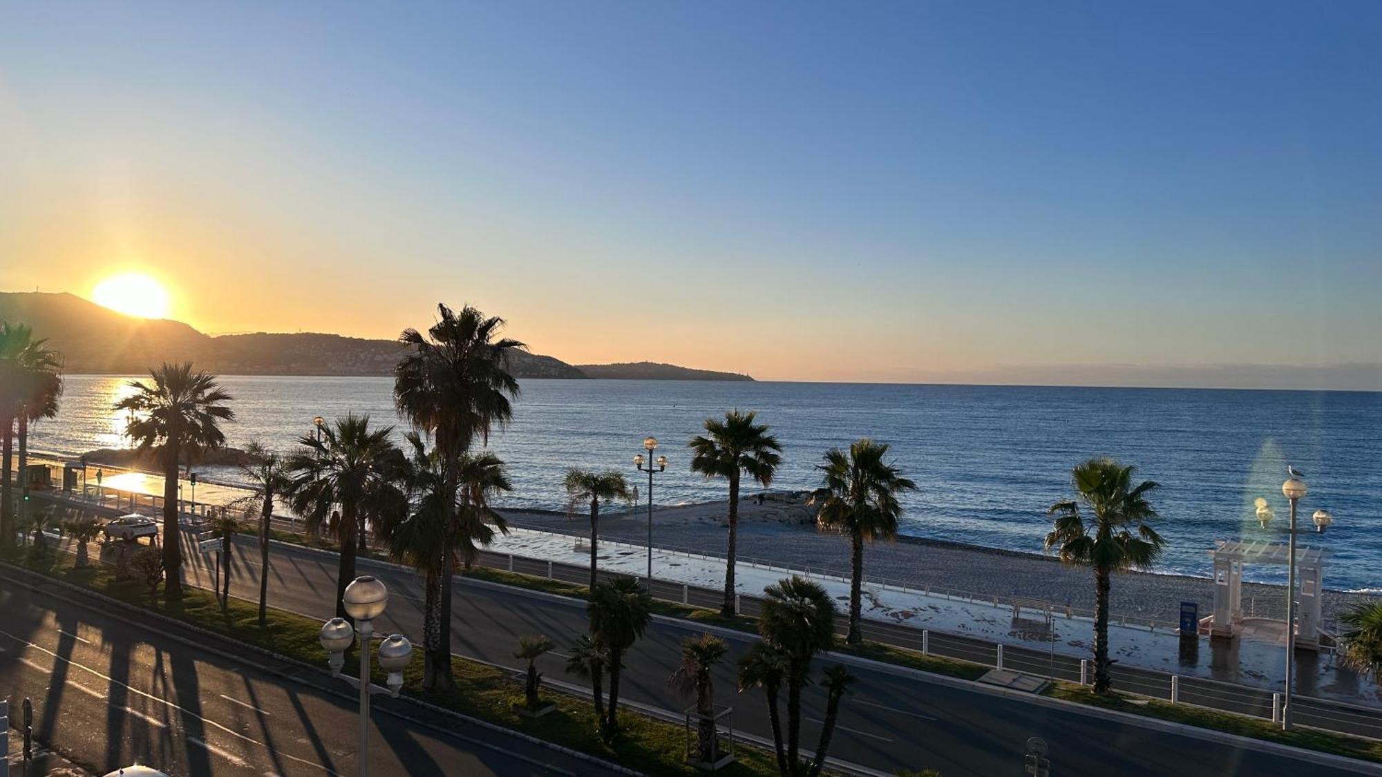 Beach Front, Superbe Appartement Pour 4 Personnes 尼斯 外观 照片