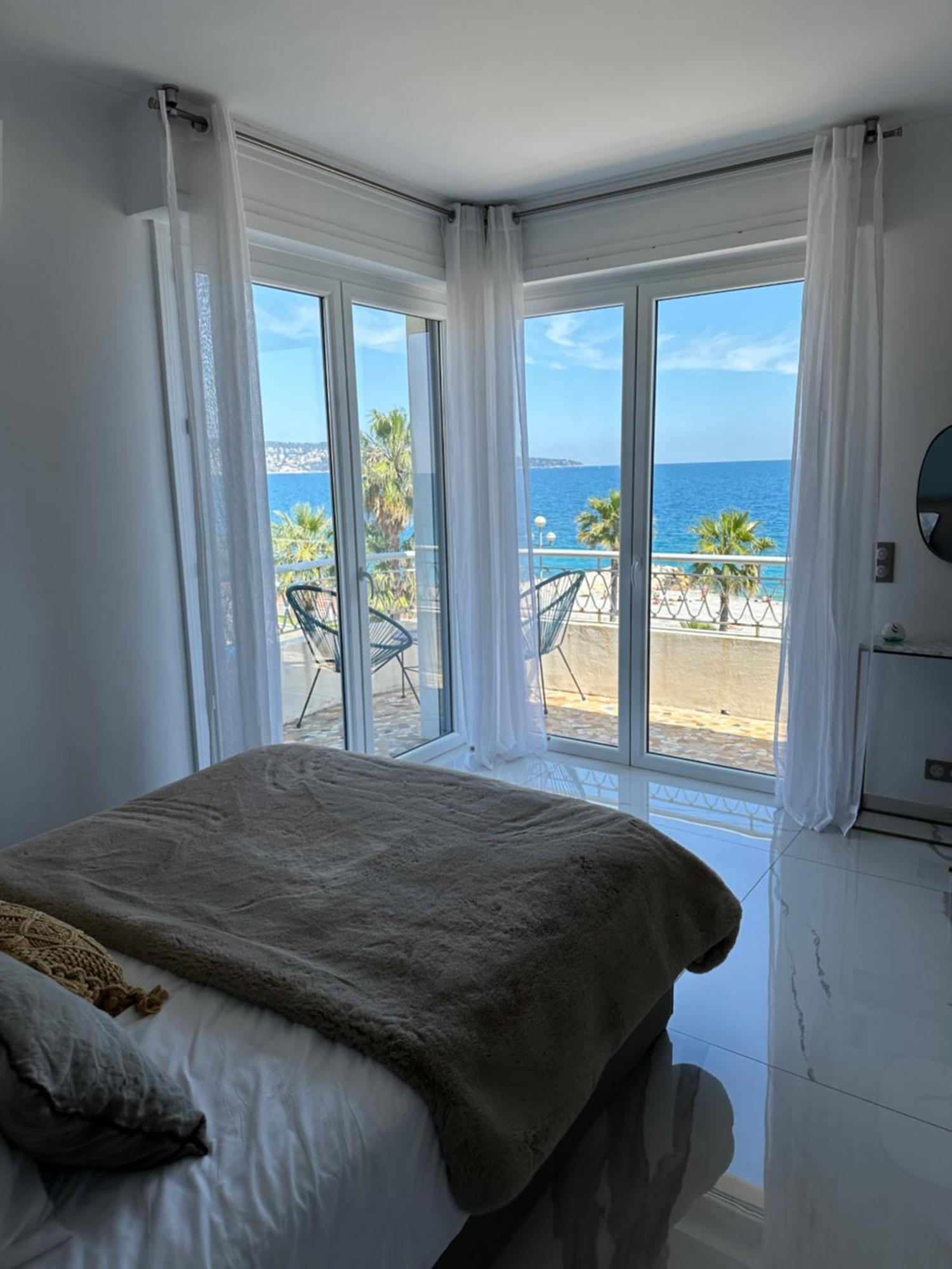 Beach Front, Superbe Appartement Pour 4 Personnes 尼斯 外观 照片
