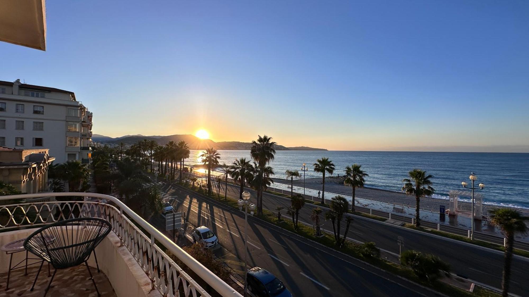 Beach Front, Superbe Appartement Pour 4 Personnes 尼斯 外观 照片