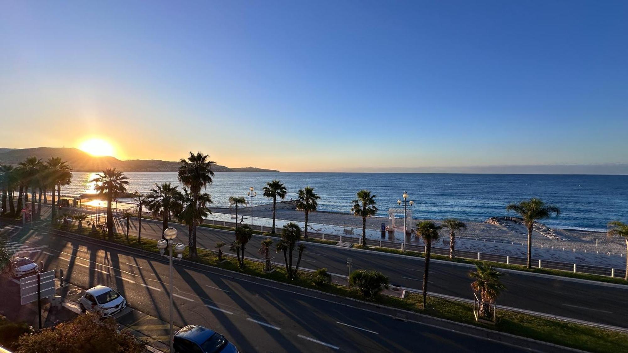 Beach Front, Superbe Appartement Pour 4 Personnes 尼斯 外观 照片